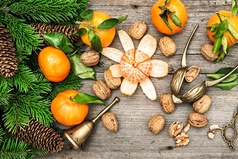 Новый год - мандарин мне в рот! Дед мороз - оливье мне в нос! 