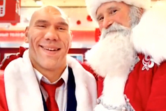 Когда к вам на Новый год приходит Николай Валуев в костюме Деда Мороза, то, от счастья, писаются не только дети.