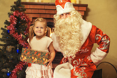 Дорогой Дедушка Мороз! У меня есть фотографии, где ты в бане с тремя Снегурочками... Список своих требований вышлю отдельным письмом.