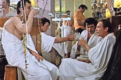 У нас традиция. Каждый год 31 декабря мы с подругами ходим в баню. А что, 1000 долларов никогда не помешает.