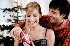 Хочу вместе с ним наряжать ёлку...такое счастье вешать игрушку и целовать любимого!