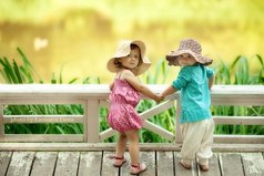 Мы порой друг друга бесим. Но это не мешает нам дружить. И бешено любить.