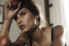 Мужчины играют дружбой, как футбольным мячом, и она остается цела. Женщины играют дружбой, как стеклянной вазой, и она разбивается.