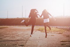 Она моя лучшая подруга. Она считает меня стройной, а я считаю ее натуральной блондинкой.