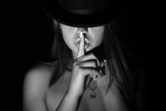 Никогда не оставляйте лучшую подругу наедине со своим парнем - это может закончится их свадьбой.