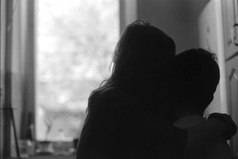 В этом мире главное — найти человека, которого достаточно обнять крепко-крепко только для того, чтобы все проблемы, все неурядицы отошли на второй план. И будет вам счастье.