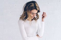 Девушка всегда должна идти с высоко поднятой головой. Если уж и опускать голову вниз, то только для того, чтобы полюбоваться на свои туфли.