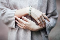 Маяки повсюду: летом в траве светлячки, на небе — звёзды.  Но главный наш маяк — это надежда в сердце...