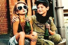 - Ты же девочка, а так ругаешься. - А ты мальчик. И так ноешь.