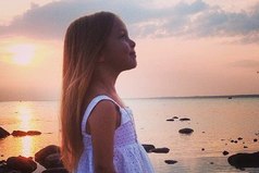 В соц.сетях у тебя 300 друзей. На свадьбе - 80. На дне рождения - 10... А когда у тебя проблема - всего два. И, скорее всего, это будут родители.