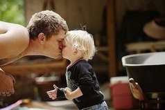 Папааа, а что такое мужчина? — … Это сильный человек, который любит, охраняет и заботиться о своей семье! — Здорово! Хочу стать мужчиной, как мама!!!