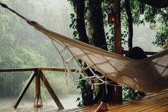 Некоторые люди наслаждаются дождем, другие просто промокают.