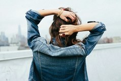 Скромность разгружает вашу жизнь и она становится более легкой, с меньшим количеством отвлекающих вещей, несовместимых с высоким качеством жизни, которое определяется каждым индивидуально.