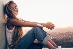 И вообще, отвыкайте откладывать жизнь до определенной даты, до зарплаты, до отпуска, до конца недели, до весны, до первой звезды. Потом будет безумно жалко этих пропущенных, заранее зачеркнутых дней в календаре.