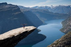 Некоторые люди рождены, чтобы сидеть у реки. В некоторых ударяют молнии. У кого-то есть музыкальный слух. Некоторые — художники. Некоторые плавают. Некоторые знают толк в пуговицах. Некоторые знают Шекспира. Некоторые матери. А некоторые танцуют. Все мы разные, и это прекрасно.