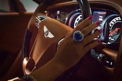 Женщина — странная птичка! Встает с утра, как синичка, трудится как дятел и ложится поздно, как сова. При этом должна ворковать, как голубка и блистать как жар-птица, оставаясь для чужих мужчин журавлем в небе, а для своего — синицей в руках.