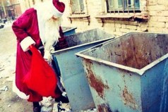 Тем временем, Дед Мороз собирает подарки для тех, кто плохо себя вёл..