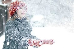 Скоро наступит чудесное время, когда снег будет скрипеть под ногами, когда щеки красные от мороза и запах мандаринов по всему дому, когда витрины магазинов так красиво украшены и детвора лепит снеговиков...