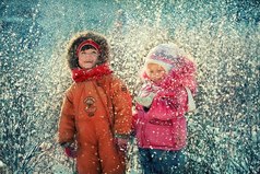 Вернуться бы на денек в зимнее детство: раскатывать катульки с друзьями, прыгать в сугробы, строить снежные крепости, а потом устраивать перестрелки снежками, кататься на картонке с горки, ловить ртом снежинки..