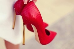 Опять чешу на каблуках,  По льду и утренней пороше!  Блин... Жесть! А вы хотели как?  А вдруг — судьба, а я в галошах!