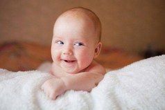 Знают точно этот взгляд и бровки, как из мамы можно вить веревки.