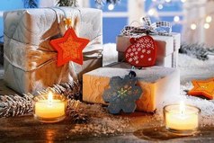 Я посылаю вам пушистый белый снег и зажигаю праздничные свечи. Желаю искренне, чтобы в домах у всех уютно было в новогодний вечер.