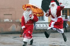 Травка зеленеет, зимний дождь идет. В сапогах резиновых ДЕД МОРОЗ бредет.