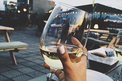 Птица, сидящая на дереве, никогда не боится, что ветка сломается, потому что она доверяет не ветке, а своим собственным крыльям. Всегда верь в себя.