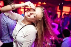 А она лишь рассмеётся, бросив хищный взгляд в ответ, ей, как никому известно, в жизни кошки правил нет...