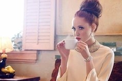 Быть леди — не значит носить красивые платья, быть леди — значит спокойно и с достоинством принимать удары судьбы, по мере сил помогать тем, кого любишь и не жаловаться, даже если кажется, что сил больше нет.