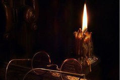 Можно всю жизнь проклинать темноту, а можно зажечь маленькую свечку.