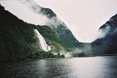 С одной стороны ты хочешь сидеть дома, слушать музыку, читать и смотреть фильмы, а с другой – сорваться в путешествие и жадно глотать свежий воздух.