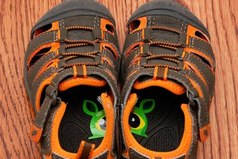 Чтобы дети не путали, какой ботинок правый, а какой — левый, можно разрезать наклейку пополам и приклеить половинки внутри обуви.