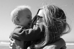 С появлением детей я научилась высыпаться за 3 часа, есть за 1 минуту, впрыгивать в одежду за 5 сек. И мгновенно сделать укладку 