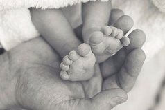 Тихо носиком сопит, маму обнимая, вот он, рядышком лежит, мой кусочек рая.