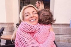 Ради неё я просыпаюсь утром и преодолеваю все трудности на своём жизненном пути! Её улыбка украшает, мой самый пасмурный день! Её смех делает меня счастливой! Этот человечек, ради которого я живу! И в чьих руках, бьется моё сердце! Это моя доченька.