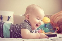 Сколько бы игрушек у ребёнка не было, всё равно самыми любимыми будут пульт, телефон, провода и кастрюли! 