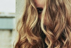 Иногда хочется дверь в свою комнату забить гвоздями.