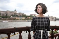 Мат не украшает речь девушки, но делает её просьбы более понятными..