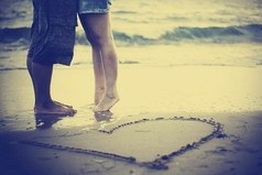 И мне не важны те красивые мальчики с обложек, с кучей денег и понтами. Мне важен ты, тот, который заставляет меня улыбаться, даже тогда, когда дышать не хочется.