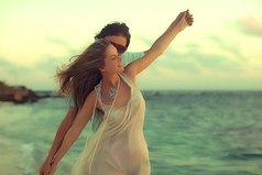 А мне бы крышу повыше, ночи потише, слова послаще, и тебя рядом — почаще.