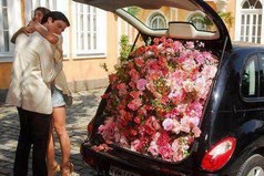 Женщин следует либо боготворить, либо оставлять. Всё прочее - ложь.