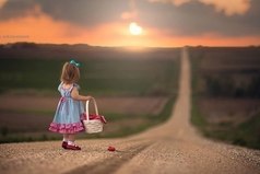 Когда у вас проблемы, лучшее, что вы можете делать, - это доверять Богу и делать добрые дела для других людей.