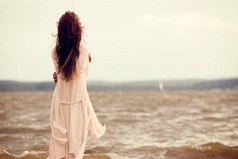 По-настоящему скучать - это когда душа требует человека. Не тело требует, а душа. Когда человека выворачивает наизнанку от недостатка родных рук и глаз. Вот тогда ты хочешь кричать на весь мир, как ты скучаешь.