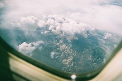 Бывает хочется развернуть самолёт, в котором летишь, обратно. Обратно к человеку. Обратно в тот город.