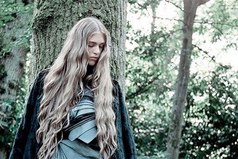 Я сегодня думал, что вода может быть водой, но если её нагреть, она становится туманом, а если охладить — льдом. и неизвестно, чем она является на самом деле: паром, водой или льдом. Может быть, так и с человеком, он тоже бывает разным. 