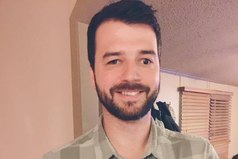 Парень, слепой на один глаз, купил собаку, которую никто не хотел покупать, потому что она родилась без одного глаза..