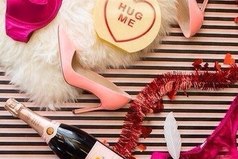 В верхнем ящике стола у меня всякий хлам, которым я не пользуюсь. Особенно бросаются в глаза трудовая, загранпаспорт и красный диплом!