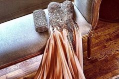 Быть элегантной - не значит бросаться в глаза, это значит - врезаться в память.