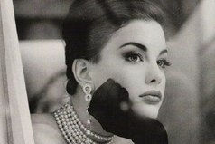 Красивая женщина всегда вызывает мысль, что у нее кто-то есть. В итоге она либо не достается никому, либо тому, кто ни на какую мысль не способен.